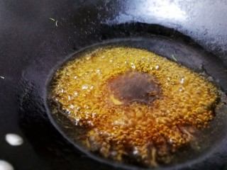 15、千张包肉,倒入锅里，中火加热至起泡汤汁浓稠。