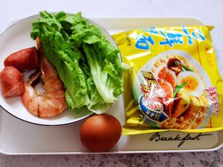 1、对虾红肠时蔬泡面,首先备齐所有的食材，大对虾提前洗净后煮熟备用。