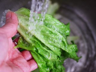 2、对虾红肠时蔬泡面,生菜去掉死叶后，先用小苏打水浸泡一会儿后，用自来水冲洗干净。