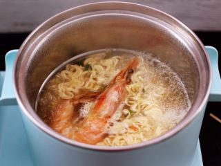 13、对虾红肠时蔬泡面,大火继续煮开。
