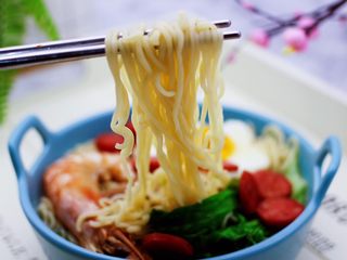 17、对虾红肠时蔬泡面,好吃到爆，老公一碗没够吃。