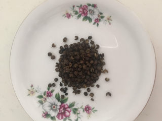 2、麻辣干锅虾,青花椒粒