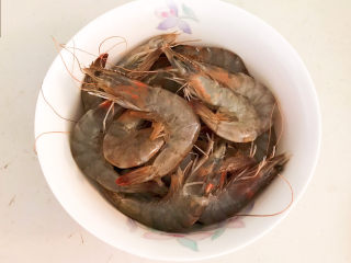 3、麻辣干锅虾,鲜虾清洗干净