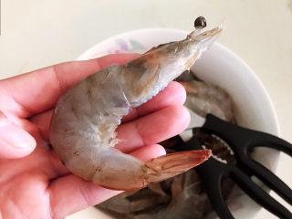 4、麻辣干锅虾,剪去虾脚