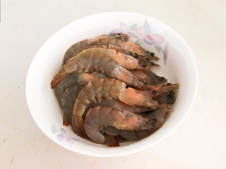 7、麻辣干锅虾,把所有的大虾都处理好