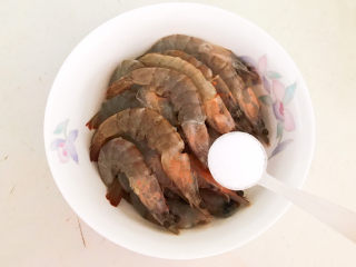 8、麻辣干锅虾,加入精盐