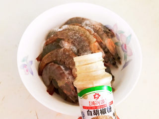 9、麻辣干锅虾,加入白胡椒粉