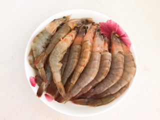 10、麻辣干锅虾,调匀后腌制30分钟