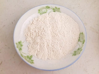 11、麻辣干锅虾,普通面粉放入盘里