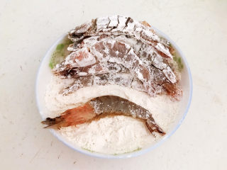 12、麻辣干锅虾,把腌制入味的大虾放入面粉中打个滚，让每只虾都能均匀的裹上一层薄薄的面粉