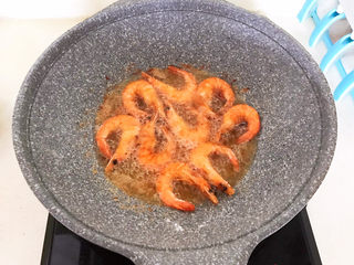 14、麻辣干锅虾,油温6分热的时候放入裹好面粉的大虾，全程小火炸制