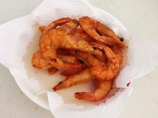 15、麻辣干锅虾,炸制大虾定型就捞出来