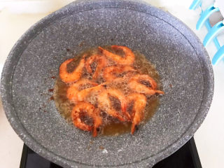 17、麻辣干锅虾,再把大虾放入油锅复炸