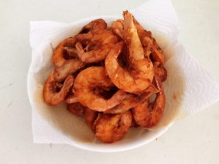 18、麻辣干锅虾,炸至大虾表皮金黄酥脆就捞出来