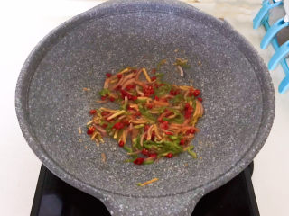 20、麻辣干锅虾,加入花椒粒，葱丝，姜丝，青椒丝和小米辣，翻炒均匀