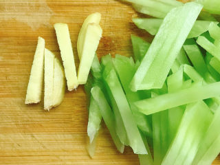 2、莴笋炒牛肉,莴笋、生姜切丝备用。