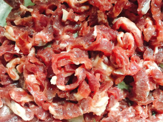 3、莴笋炒牛肉,牛肉切丝，放入淀粉、黄酒、10ml花生油、盐拌匀腌制入味