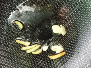 5、莴笋炒牛肉,下姜蒜炒出香味