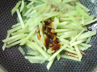 11、莴笋炒牛肉,放入莴笋丝、黑胡椒酱