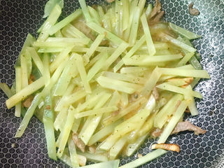 12、莴笋炒牛肉,加少许清水