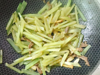 13、莴笋炒牛肉,炒熟