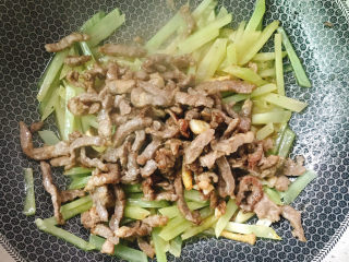 14、莴笋炒牛肉,倒入牛肉丝