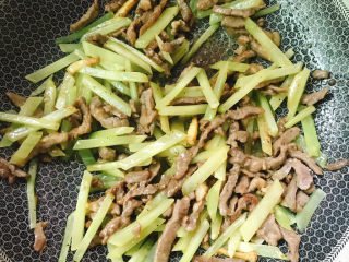 15、莴笋炒牛肉,拌匀