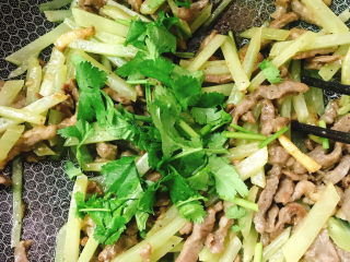 16、莴笋炒牛肉,放入香菜段