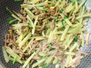 17、莴笋炒牛肉,拌匀即可