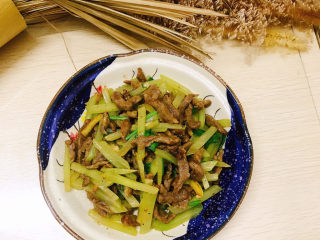 18、莴笋炒牛肉,装盘