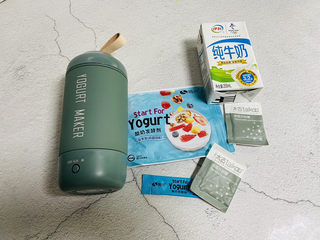 1、自制低脂水果燕麦酸奶,准备好食材，最近入手了一款南瓜酸奶机，非常小巧精致，操作起来也非常简单。