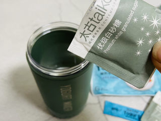 4、自制低脂水果燕麦酸奶,倒入白砂糖