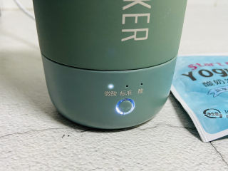 8、自制低脂水果燕麦酸奶,接通电源选择微酸发酵