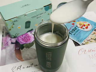 10、自制低脂水果燕麦酸奶,酸奶顺滑，还会拉丝哦