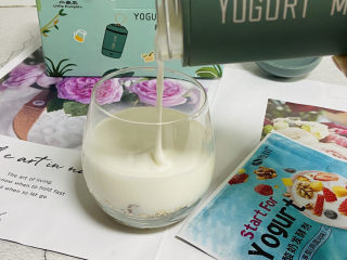 13、自制低脂水果燕麦酸奶,倒入酸奶