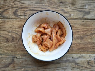 3、木须肉,在切好的里脊肉中加入十三香粉，加入味极鲜酱油和淀粉，抓拌均匀，腌制10-15分钟。