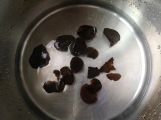 5、木须肉,泡发洗净的木耳入开水焯熟。