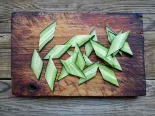 7、木须肉,黄瓜洗净切片。