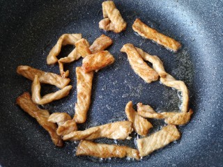 13、木须肉,炒至肉片变色，盛出备用。