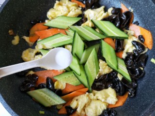 18、木须肉,加入黄瓜片和适量的盐，鸡精。