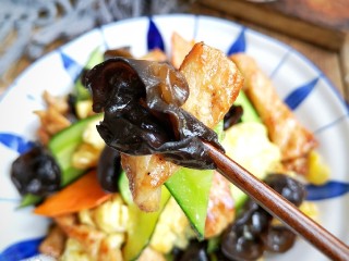 22、木须肉,滑嫩的肉片，香软的鸡蛋，脆滑的木耳，劲道的胡萝卜，还有清爽的黄瓜，爽口而不失浓郁。