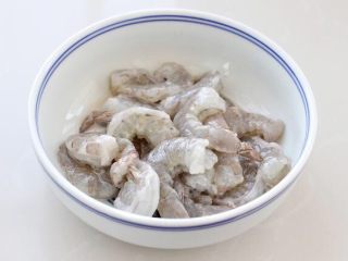 1、苦瓜炒虾仁,将虾仁去掉虾线清理干净放到容器中，调入一汤匙料酒和玉米淀粉，轻轻抓拌揉搓均匀腌制十分钟。