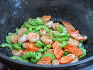 7、苦瓜炒虾仁,翻炒均匀关火即可。