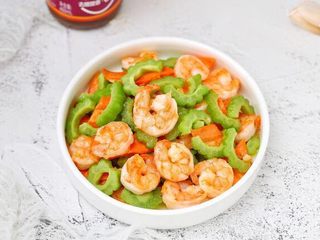 8、苦瓜炒虾仁,营养又鲜美的苦瓜炒虾仁就做好了！