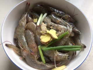 4、椒盐基围虾,放盐,姜,葱,料酒腌制半小时,中途可以翻动一次,也是为了更入味。