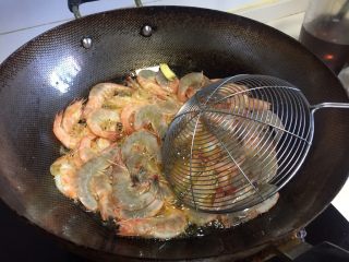 5、椒盐基围虾,锅烧热倒入植物油,油烧到高温的时候放入虾,记得不要把水份倒进去。