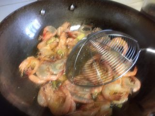 6、椒盐基围虾,不停的翻动,好让虾炸的更均匀。