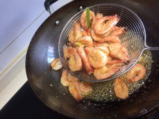 7、椒盐基围虾,炸到虾壳变脆 大概三分钟左右,捞出基围虾控干油。