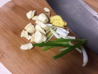 8、椒盐基围虾,大蒜,姜,葱无需切的太细。