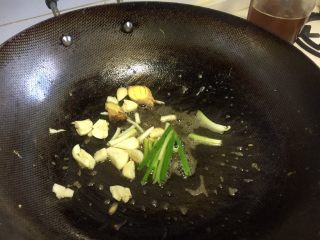 9、椒盐基围虾,锅里留少许油,放入葱,姜,蒜用中小火煸出香味。